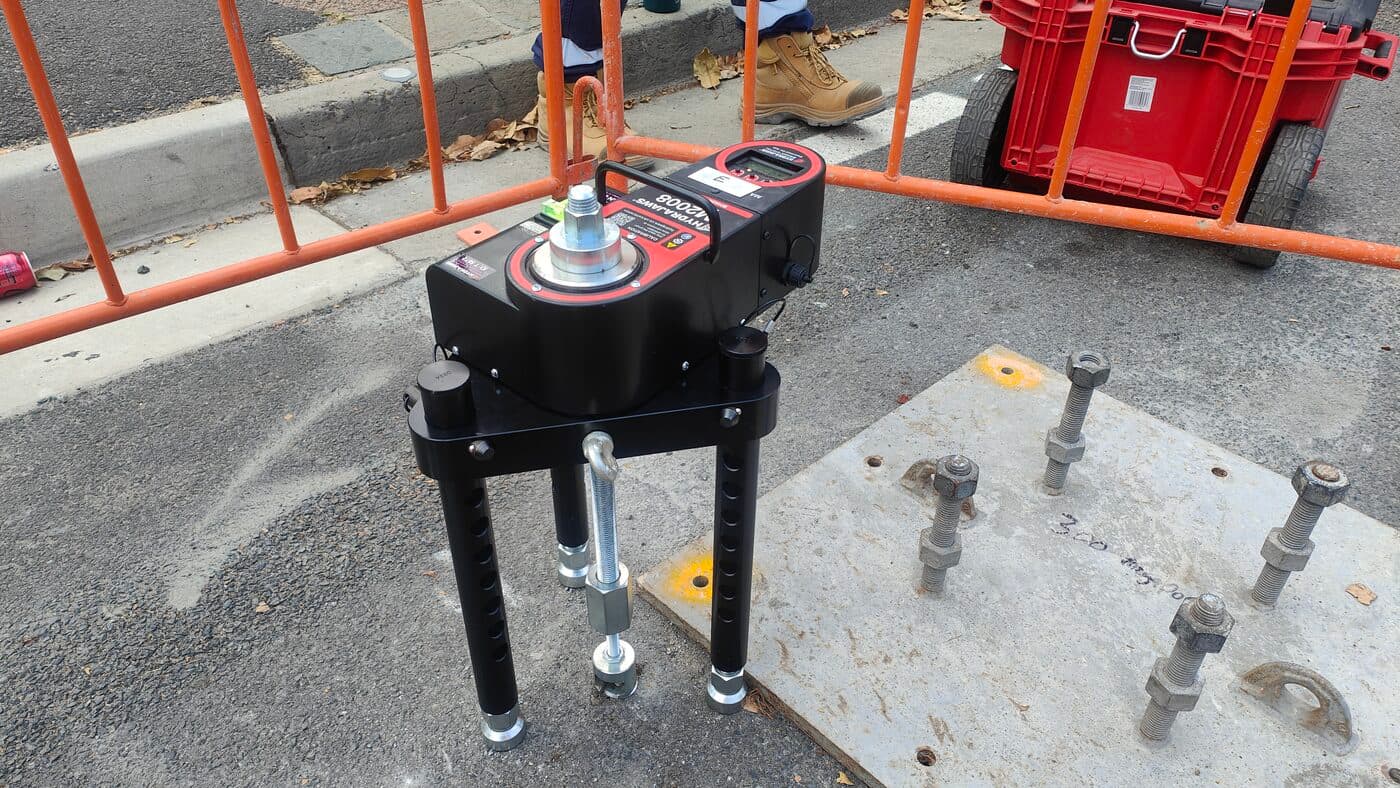 Hydrajaws M2008 Safe Tracker testing mechanical screw anchors on a steel baseplate - Anchor Testing Australia